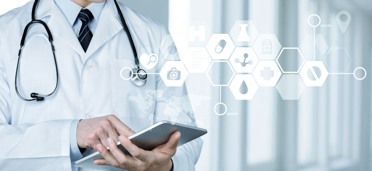 Bild Arzt mit digitalem Tablet, Sechsecke symbolisieren einen Behandlungsplan.
